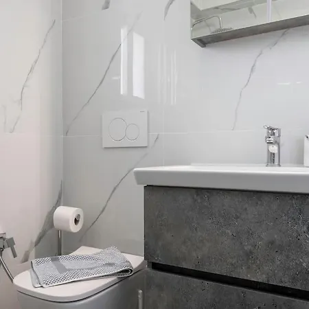 Apartment Charming 2 Bdrm Glyfada Getaway *